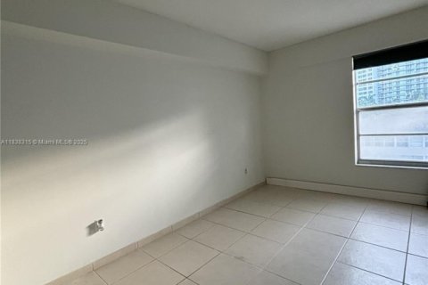 Condo in Miami Beach, Florida, 2 bedrooms № 1937119 - photo 14