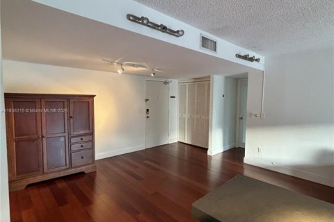 Condo in Miami Beach, Florida, 2 bedrooms № 1937119 - photo 9