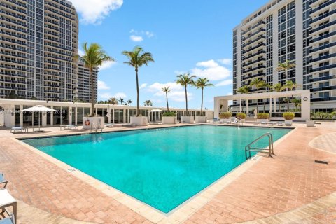 Condominio en alquiler en Bal Harbour, Florida, 1 dormitorio, 83.24 m2 № 2054579 - foto 25