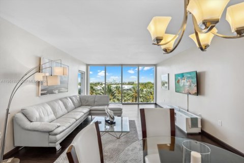 Condominio en alquiler en Bal Harbour, Florida, 1 dormitorio, 83.24 m2 № 2054579 - foto 2