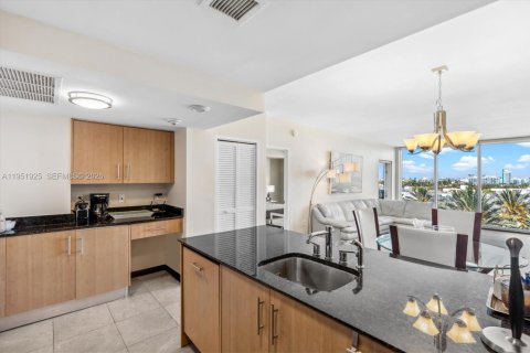 Condominio en alquiler en Bal Harbour, Florida, 1 dormitorio, 83.24 m2 № 2054579 - foto 12