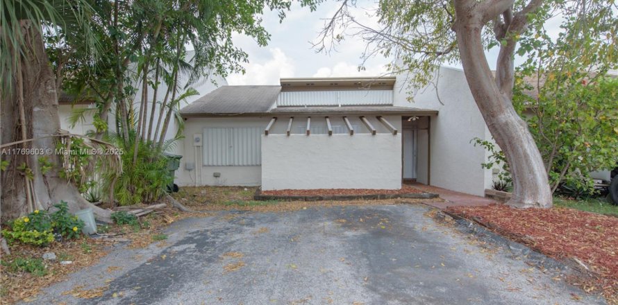 House in Homestead, Florida 2 bedrooms, 98.48 sq.m. № 1692287