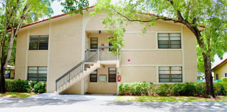 Townhouse in Coral Springs, Florida 3 bedrooms, 101.26 sq.m. № 2086385