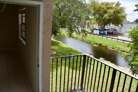 Townhouse in Coral Springs, Florida 3 bedrooms, 101.26 sq.m. № 2086385 - photo 2