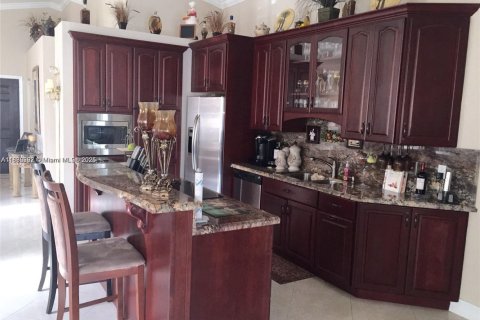 House in Weston, Florida 3 bedrooms, 192.49 sq.m. № 1933376 - photo 1