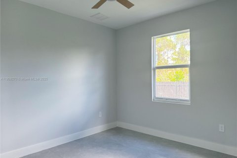 Casa en venta en Lehigh Acres, Florida, 3 dormitorios № 1965540 - foto 3