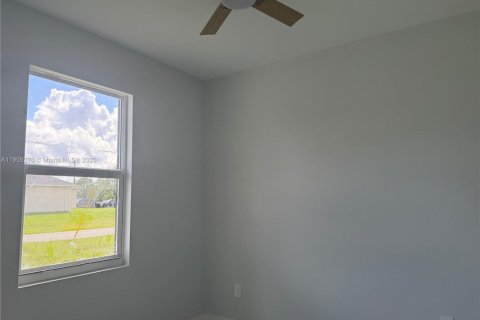 Casa en venta en Lehigh Acres, Florida, 3 dormitorios № 1965540 - foto 4