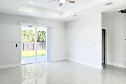 Casa en venta en Lehigh Acres, Florida, 3 dormitorios № 1965540 - foto 5