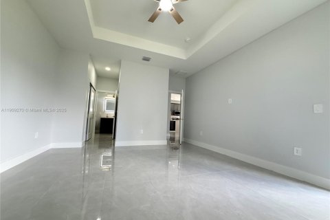 Casa en venta en Lehigh Acres, Florida, 3 dormitorios № 1965540 - foto 12