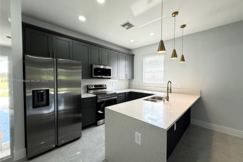 Casa en venta en Lehigh Acres, Florida, 3 dormitorios № 1965540 - foto 9