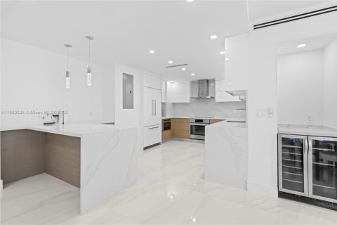 Снять в аренду кондоминиум в Бэл-Харбор, Флорида 2 спальни, 128.95м2, № 1888073 - фото 3