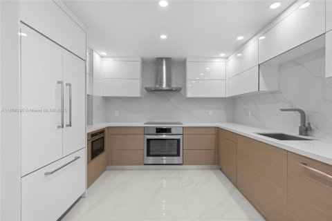 Снять в аренду кондоминиум в Бэл-Харбор, Флорида 2 спальни, 128.95м2, № 1888073 - фото 2