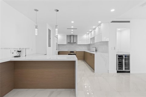 Снять в аренду кондоминиум в Бэл-Харбор, Флорида 2 спальни, 128.95м2, № 1888073 - фото 1