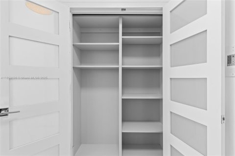 Снять в аренду кондоминиум в Бэл-Харбор, Флорида 2 спальни, 128.95м2, № 1888073 - фото 20