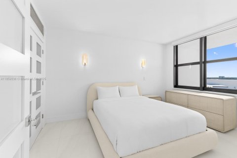 Снять в аренду кондоминиум в Бэл-Харбор, Флорида 2 спальни, 128.95м2, № 1888073 - фото 14