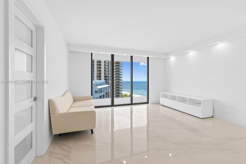 Снять в аренду кондоминиум в Бэл-Харбор, Флорида 2 спальни, 128.95м2, № 1888073 - фото 17
