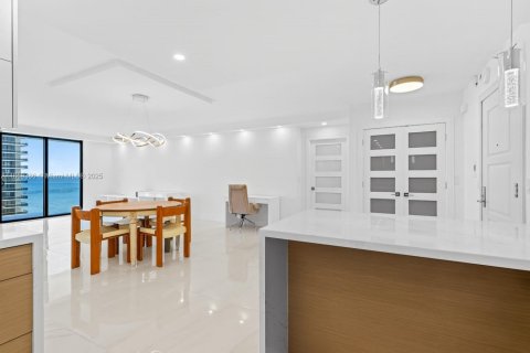 Снять в аренду кондоминиум в Бэл-Харбор, Флорида 2 спальни, 128.95м2, № 1888073 - фото 18
