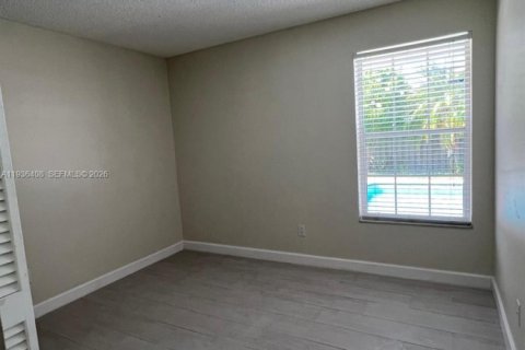 House in Cutler Bay, Florida 3 bedrooms, 157 sq.m. № 1994343 - photo 10