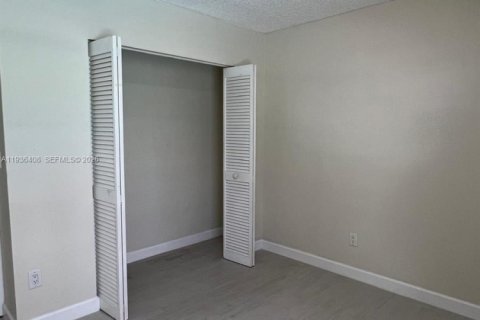 House in Cutler Bay, Florida 3 bedrooms, 157 sq.m. № 1994343 - photo 11