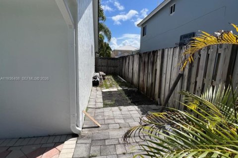 House in Cutler Bay, Florida 3 bedrooms, 157 sq.m. № 1994343 - photo 12