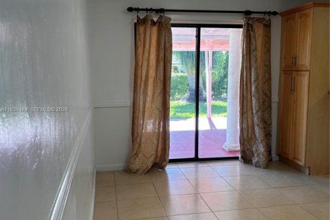 House in Miami, Florida 4 bedrooms, 130.16 sq.m. № 1998256 - photo 14