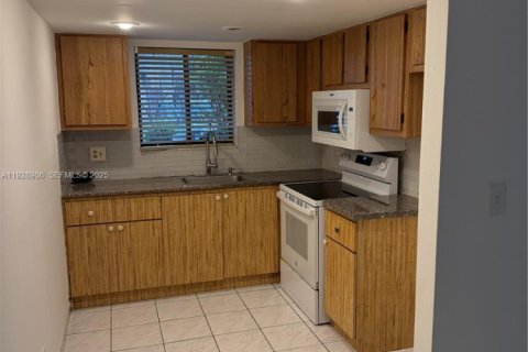 Снять в аренду квартиру в Помпано-Бич, Флорида 2 спальни, 84.08м2, № 1987862 - фото 4