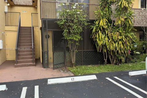 Снять в аренду квартиру в Помпано-Бич, Флорида 2 спальни, 84.08м2, № 1987862 - фото 1