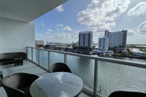 Condo in North Bay Village, Florida, 2 bedrooms  № 1974321 - photo 3