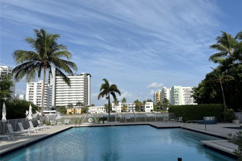 Condo in North Bay Village, Florida, 2 bedrooms  № 1974321 - photo 17