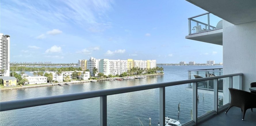 Condo in North Bay Village, Florida, 2 bedrooms  № 1974321