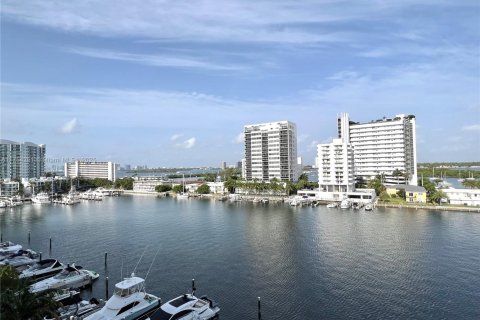 Condo in North Bay Village, Florida, 2 bedrooms  № 1974321 - photo 2