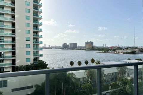 Condo in North Bay Village, Florida, 2 bedrooms  № 1974321 - photo 11