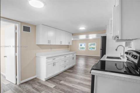 House in Dania Beach, Florida 3 bedrooms, 122.91 sq.m. № 2055988 - photo 3