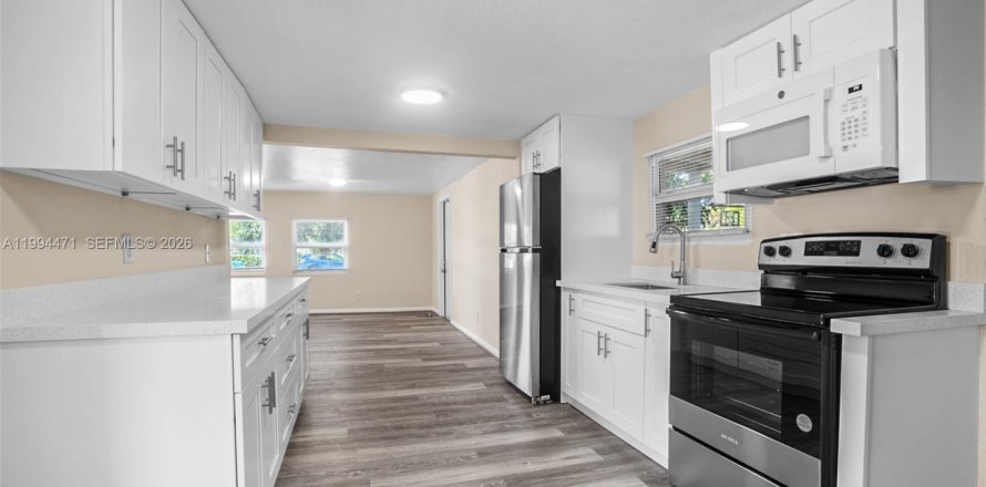 House in Dania Beach, Florida 3 bedrooms, 122.91 sq.m. № 2055988