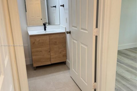 Condo in Pembroke Pines, Florida, 2 bedrooms  № 1819991 - photo 9
