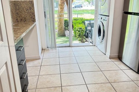 Condo in Pembroke Pines, Florida, 2 bedrooms  № 1819991 - photo 2