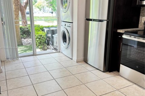 Condo in Pembroke Pines, Florida, 2 bedrooms  № 1819991 - photo 1