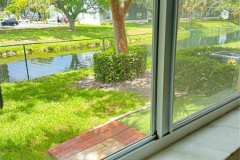 Condo in Pembroke Pines, Florida, 2 bedrooms  № 1819991 - photo 11