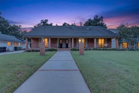 House in Orlando, Florida 4 bedrooms, 460.8 sq.m. № 2200189