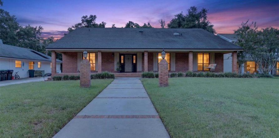 House in Orlando, Florida 4 bedrooms, 460.8 sq.m. № 2200189