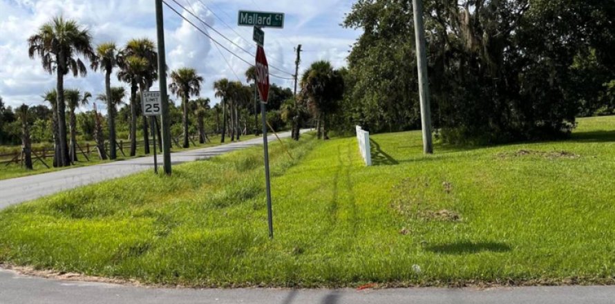Commercial property in St. Lucie, Florida № 2250983