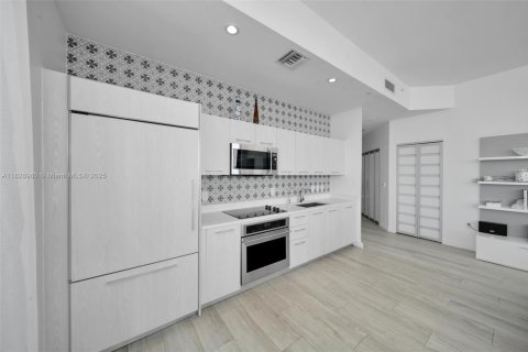 Condo in Miami, Florida, 3 bedrooms № 1994025 - photo 12