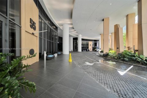 Condo in Miami, Florida, 3 bedrooms № 1994025 - photo 1