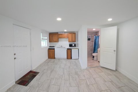 Снять в аренду коммерческую недвижимость в Катлер-Бей, Флорида 37.16м2, № 1989730 - фото 4