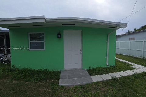 Снять в аренду коммерческую недвижимость в Катлер-Бей, Флорида 37.16м2, № 1989730 - фото 1