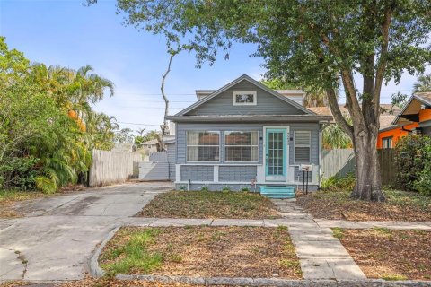 House in Saint Petersburg, Florida 2 bedrooms, 83.98 sq.m. № 1670216 - photo 1