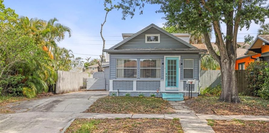 House in Saint Petersburg, Florida 2 bedrooms, 83.98 sq.m. № 1670216