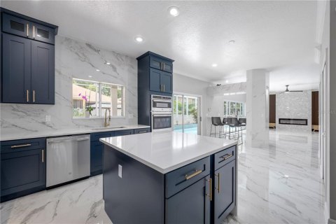House in Orlando, Florida 6 bedrooms, 356.56 sq.m. № 1786140 - photo 21