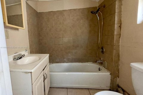 House in Miami, Florida 3 bedrooms, 129.78 sq.m. № 1952501 - photo 10