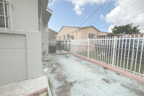 House in Miami, Florida 3 bedrooms, 129.78 sq.m. № 1952501 - photo 2